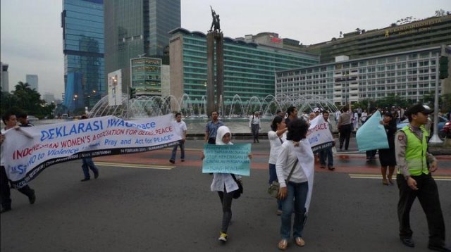 Para peserta aksi damai sedang menuju Bundaran HI Jakarta