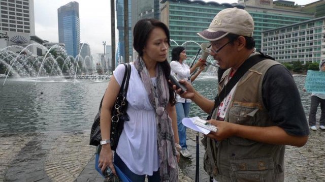Ibu Daecy - kordinator IWAG-Peace sedang diwawancara
