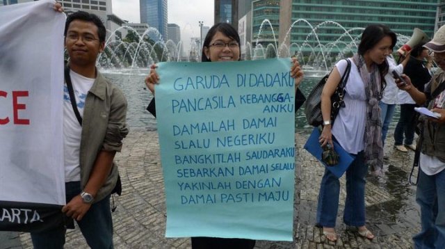 Menyanyikan lagu Garuda di Dadaku yang digubah sedikit dan dinyanyikan bersama-sama saat aksi damai