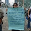 Menyanyikan lagu Garuda di Dadaku yang digubah sedikit dan dinyanyikan bersama-sama saat aksi damai