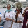 Ibu Sitha sedang berorasi sekaligus memimpin lagu Garuda di Dadaku
